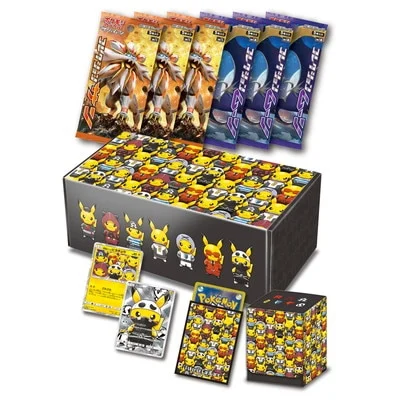 スペシャルBOX 団員ごっこピカチュウのパッケージと同梱内容。拡張パック・プロモ2枚・デッキケース・スリーブ・ロングカードボックス。