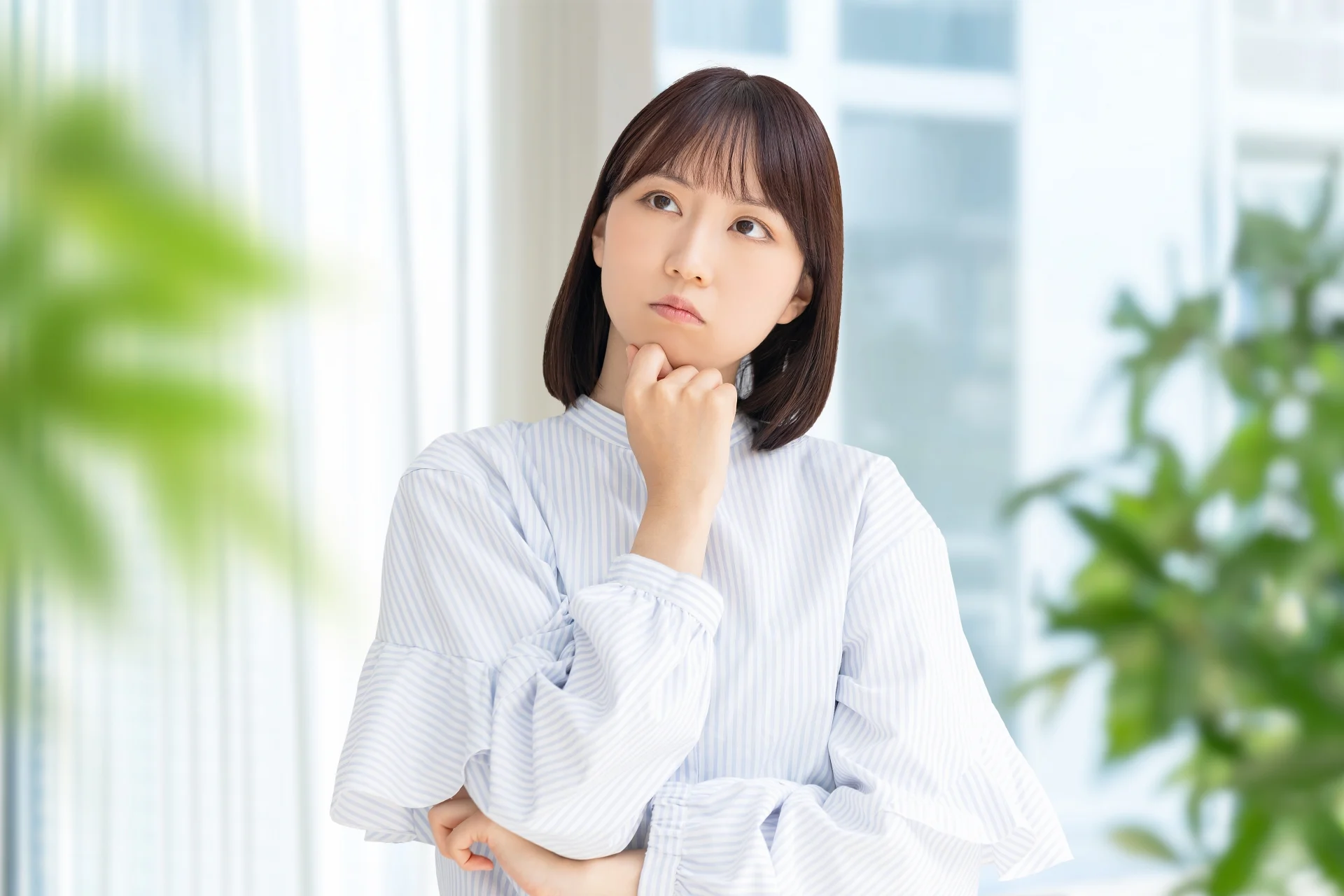 考える