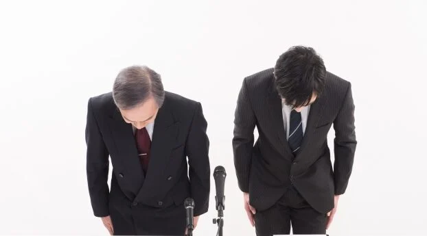 謝る